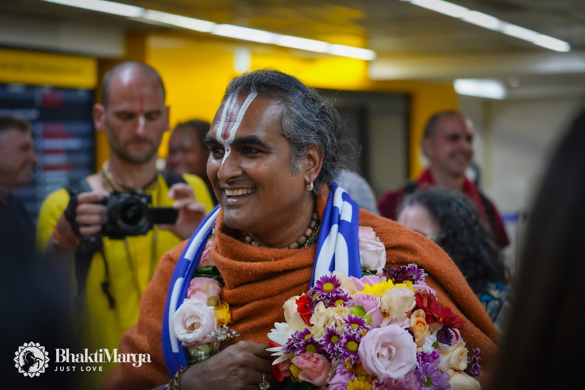 Paramahansa Vishwananda sorrindo com flores, durante a turnê na América Latina de 2025