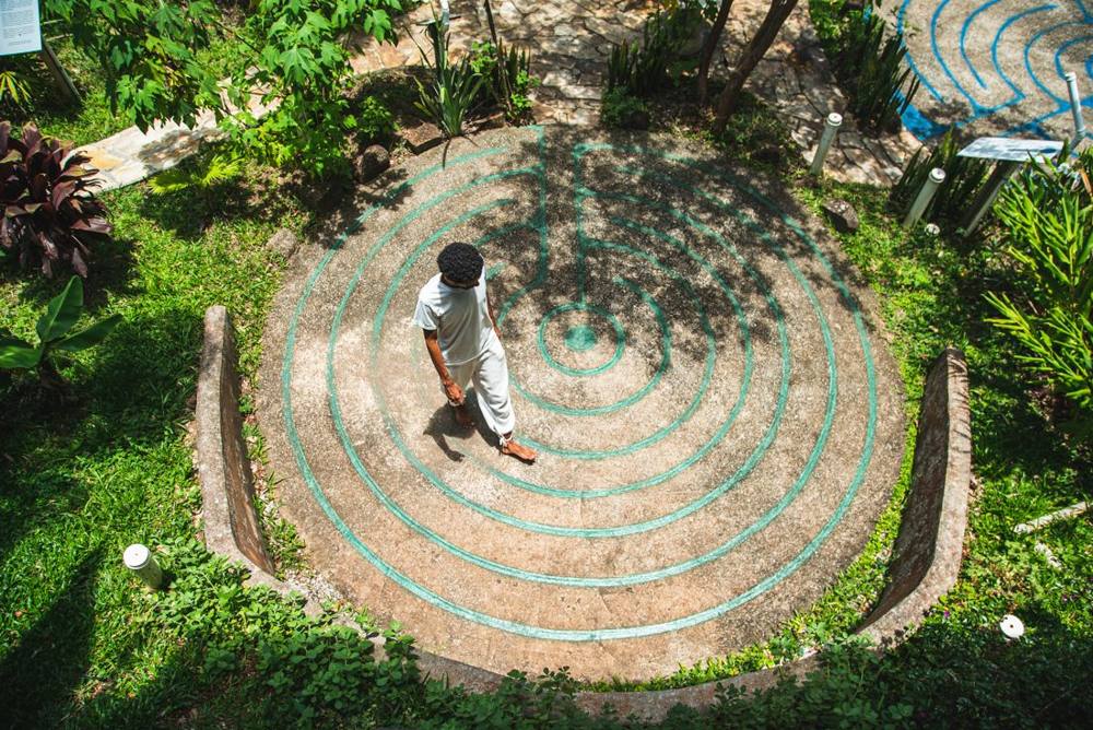Caminho circular no jardim do espaço