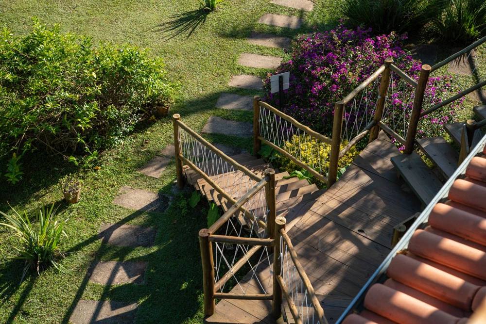 Jardim e escadaria de madeira do Espaço Flor das Águas